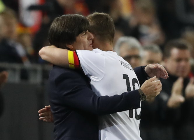 Cái ôm chào tạm biệt từ Lukas Podolski dành cho HLV Joachim Low Lukas Podolski om chao tam biet HLV Joachim Low