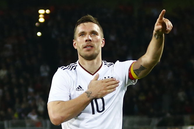 Lukas Podolski xúc động chảo tạm biệt CĐV Đức Lukas Podolski chao tam biet fan day xuc dong