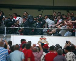 Cảnh sát đánh CĐV Bayern bằng cây gậy baton