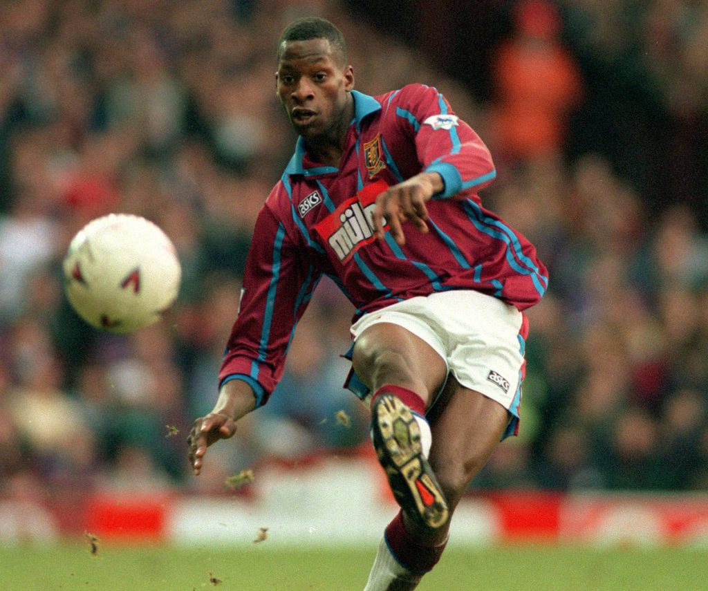Ugo Ehiogu trong màu áo của Aston Villa