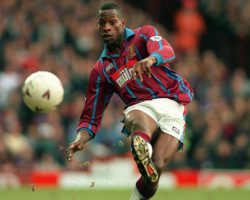 Ugo Ehiogu trong màu áo của Aston Villa