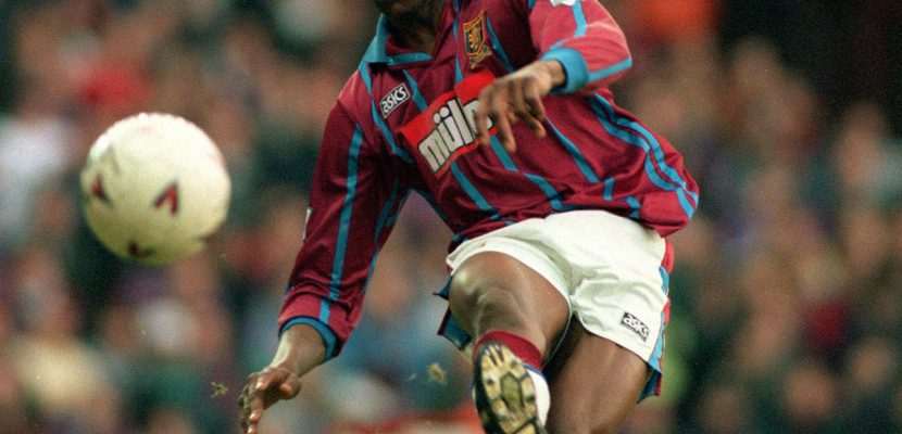 Ugo Ehiogu trong màu áo của Aston Villa