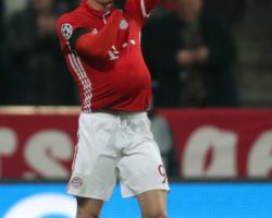 Bayern Munich chúc mừng Lewandowski lên chức bố