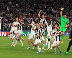 Các cầu thủ Juventus ăn mừng chiến thắng 2-1