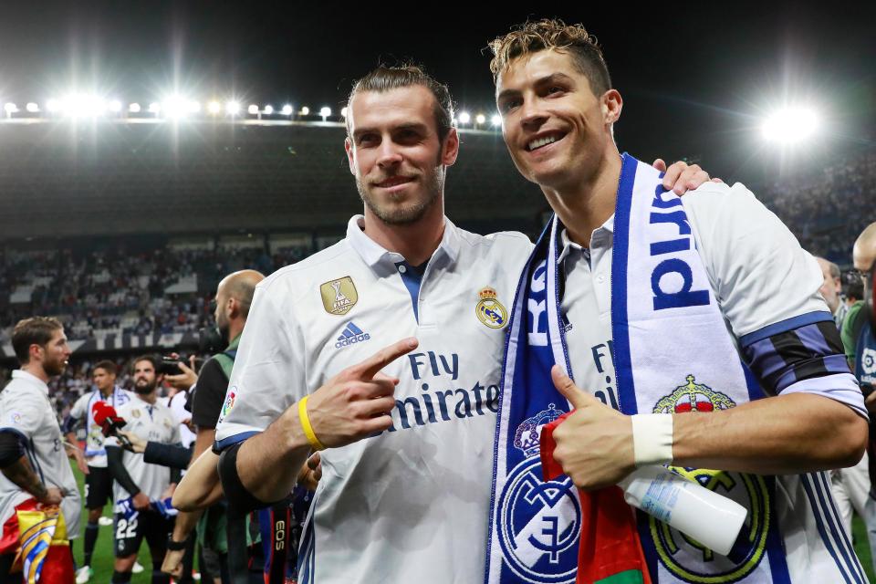 Cristiano Ronaldo và Gareth Bale ăn mừng Real Madrid vô địch La Liga 2016/2017 Cristiano Ronaldo và Gareth Bale ăn mừng Real Madrid vô địch La Liga 2016/2017