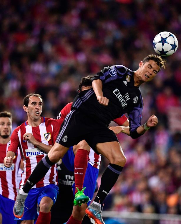 Cristiano Ronaldo va chạm với Diego Godin Cristiano Ronaldo va chạm với Diego Godin