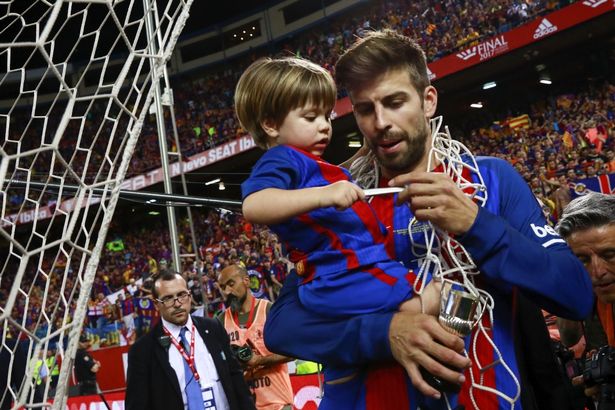 Pique cùng con trai Milan ăn mừng Barca giành Cúp Nhà Vua