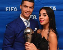 Ronaldo hẹn hò Georgina tháng 11 năm ngoái. Cô từng tham dự giải thưởng FIFA cùng anh