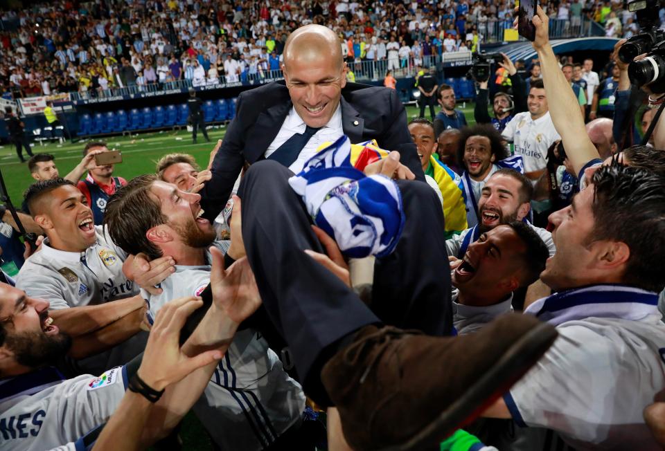 Zinedine Zidane được hò trò tung hứng vì dẫn dắt Real Madrid vô địch La Liga 2016/2017 Zinedine Zidane được hò trò tung hứng vì dẫn dắt Real Madrid vô địch La Liga 2016/2017