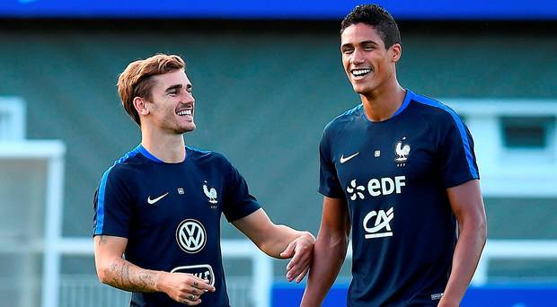 Antoine Griezmann và Raphael Varane từng là bạn bè thân thiết Antoine Griezmann và Raphael Varane từng là bạn bè thân thiết