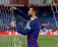 Gerard Pique cắt lưới kỉ niệm sau khi vô địch Copa Del Rey