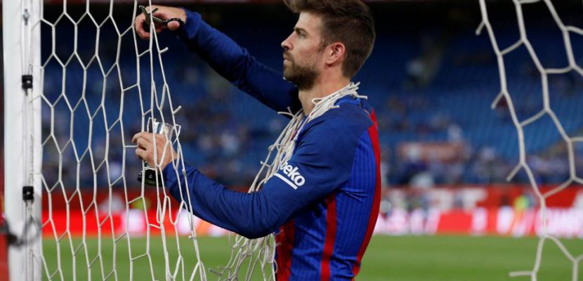 Gerard Pique cắt lưới kỉ niệm sau khi vô địch Copa Del Rey