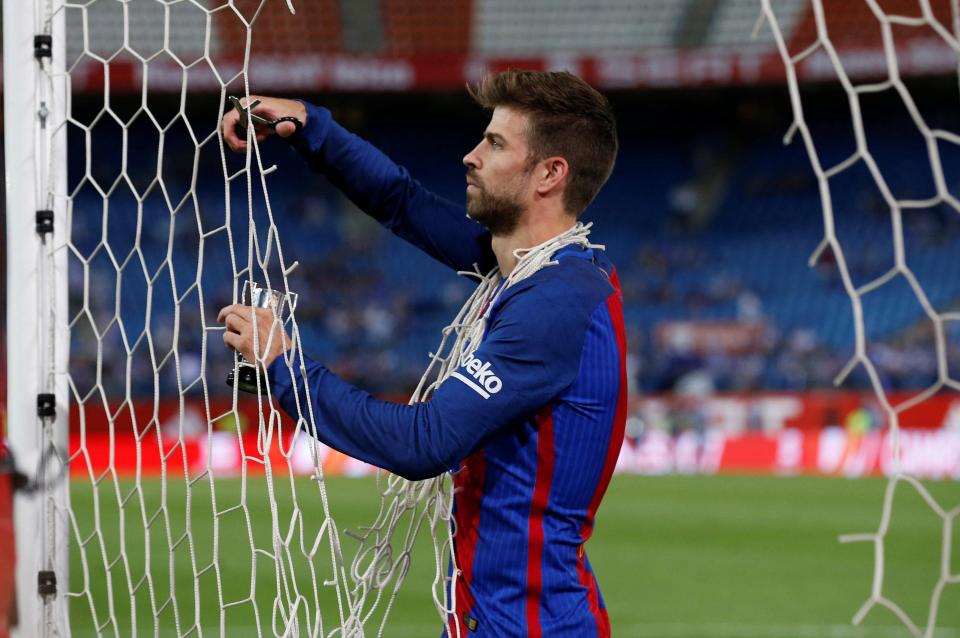 Gerard Pique cắt lưới kỉ niệm sau khi vô địch Copa Del Rey