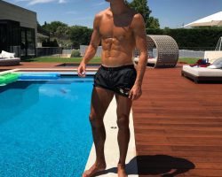 Ronaldo hay dùng thời gian rãnh rổi bên cạnh con trai