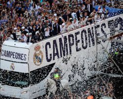 Người hâm mộ Real Madrid tập trung tại Plaza Cibeles chào đón các cầu thủ