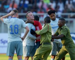 Một fan hâm mộ đã xuống ôm Rooney