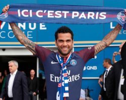 Alves chính thức gia nhập PSG