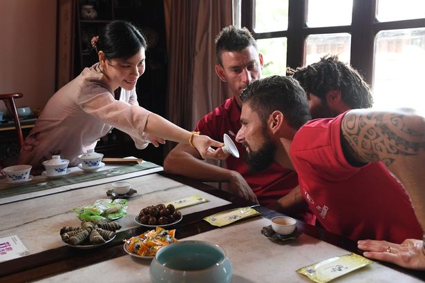 Giroud đang thử trà