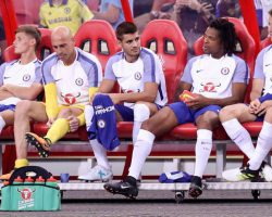 Morata ngồi tại ghế dự bị của Chelsea