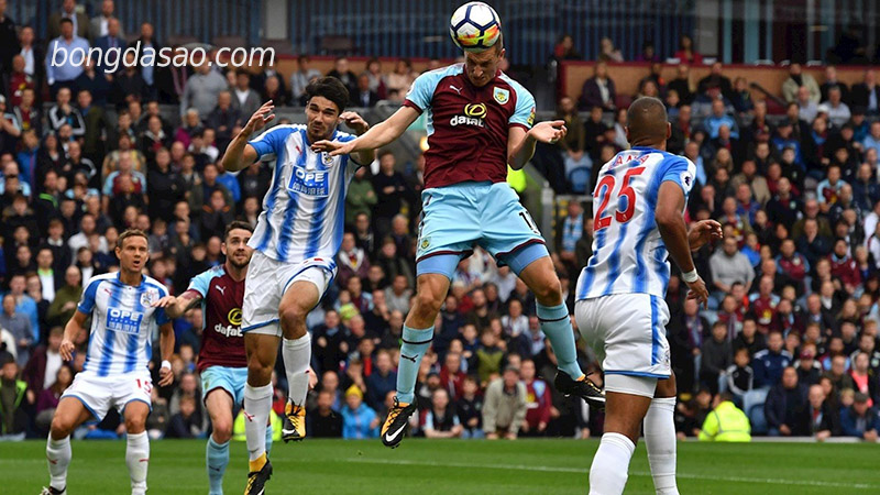 Soi kèo Huddersfield Town vs Burnley, 02h00 ngày 30/07