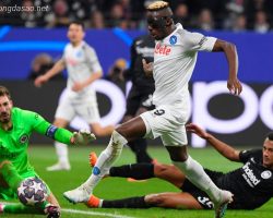 Soi kèo xiên hôm nay ngày 16/03: Napoli vs Frankfurt, C1